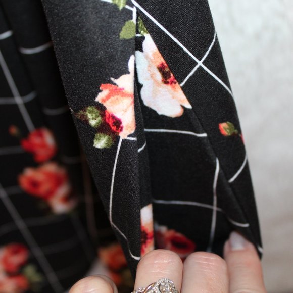 42pops Floral Two-Pocket Mini Dress - Picture 9 of 11